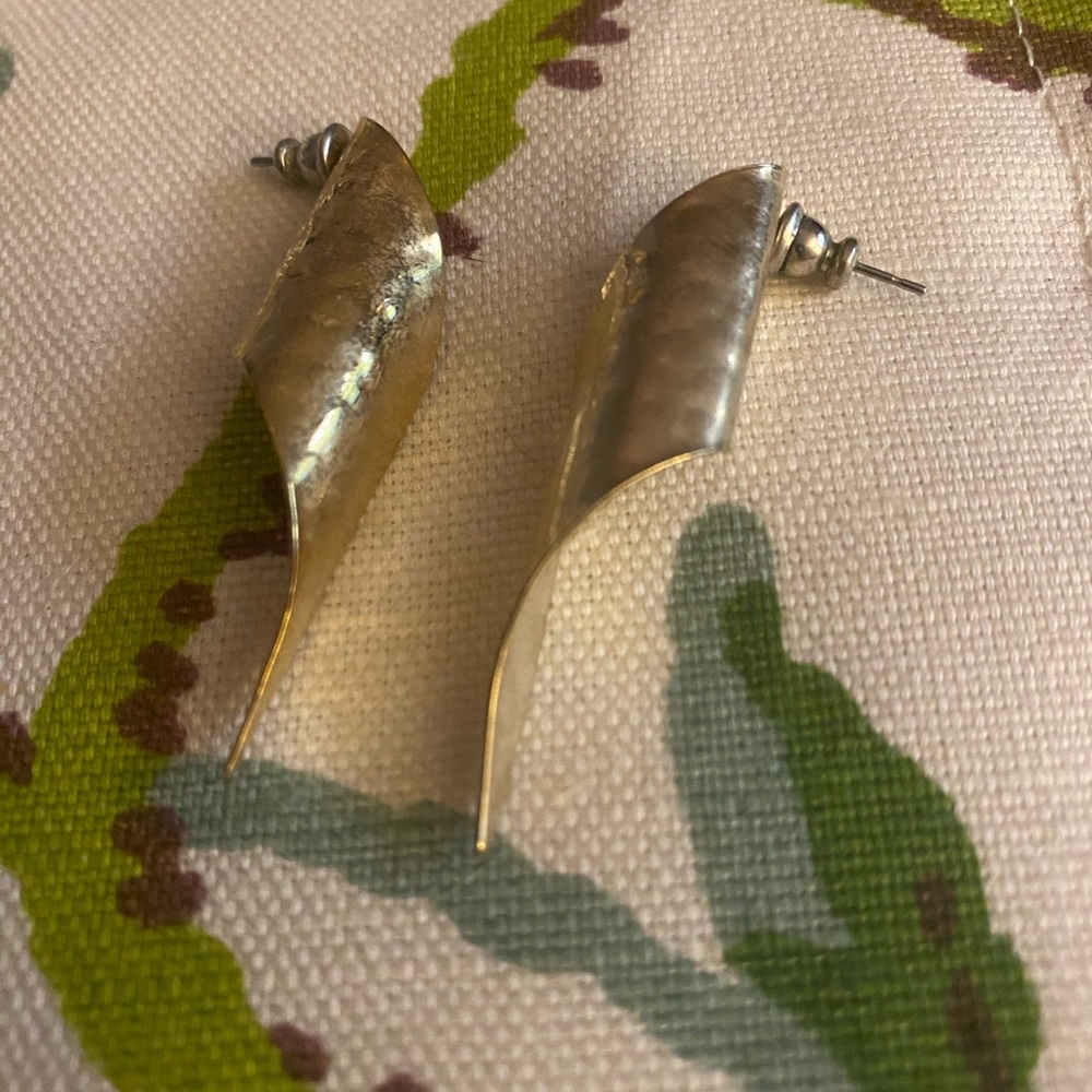 (JE26C) Vintage Chic Hammered Gold Curved Earrings for Pierced Ears